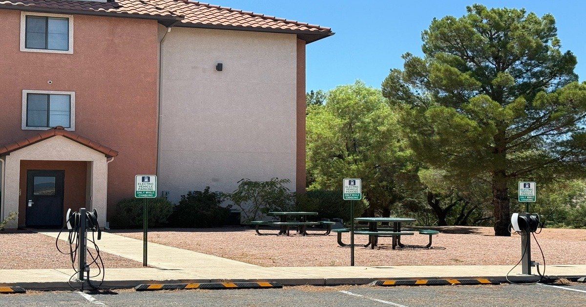 Days Inn Camp Verde Tesla Charging with 4 FREE NACS Level 2 destination chargers at the I-17 midpoint between Phoenix and Flagstaff Arizona Verde Valley