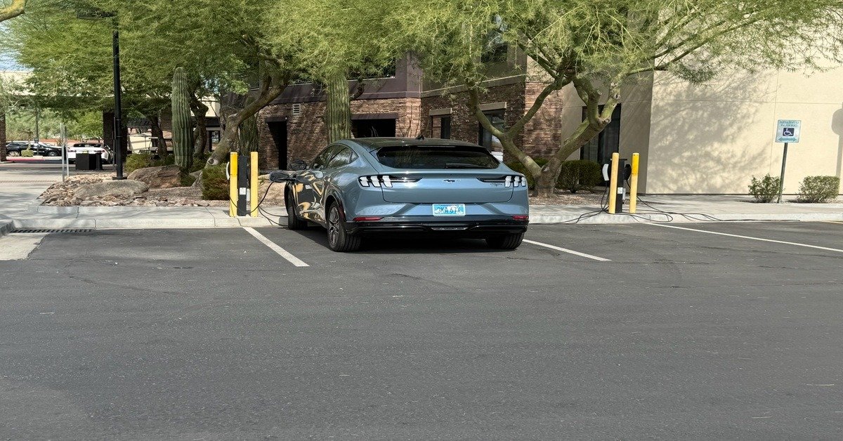 Courtyard by Marriott Scottsdale Salt River Tesla charging with 3 Tesla Level 2 destination chargers near Salt River Fields and Talking Stick Resort
