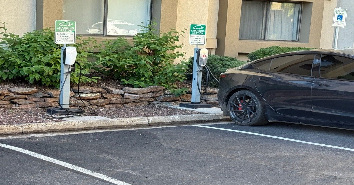 DoubleTree by Hilton Flagstaff Conference Hotel Tesla charging