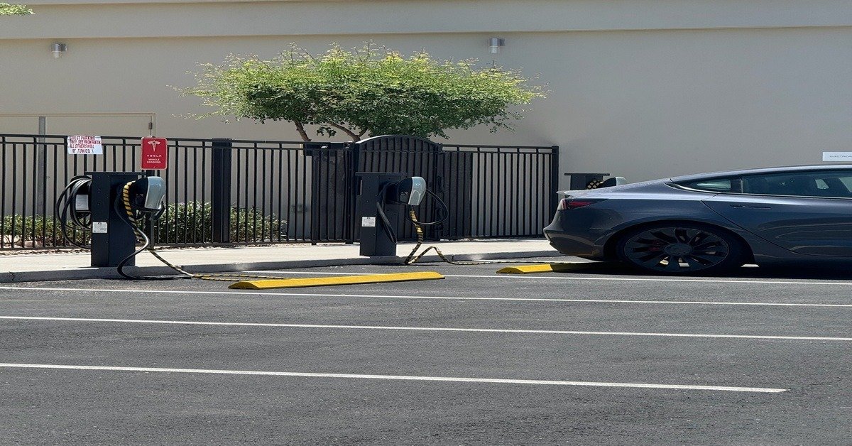 Hilton Garden Inn North Phoenix Scottsdale Tesla charging with 3 Tesla Level 2 destination chargers near Desert Ridge Marketplace and Mayo Clinic